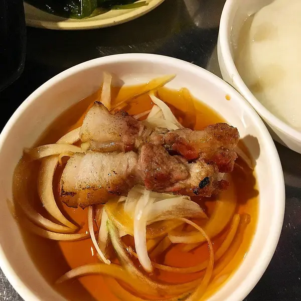 Lezzetli Asya yemeklerinin yakın görüntüsü