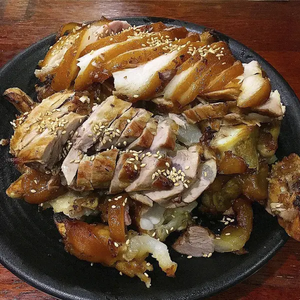 Sebzeli ve baharatlı kızarmış tavuk.