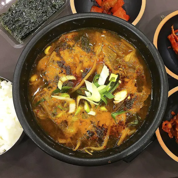 Kore yemeği, sebzeli kızarmış balık.