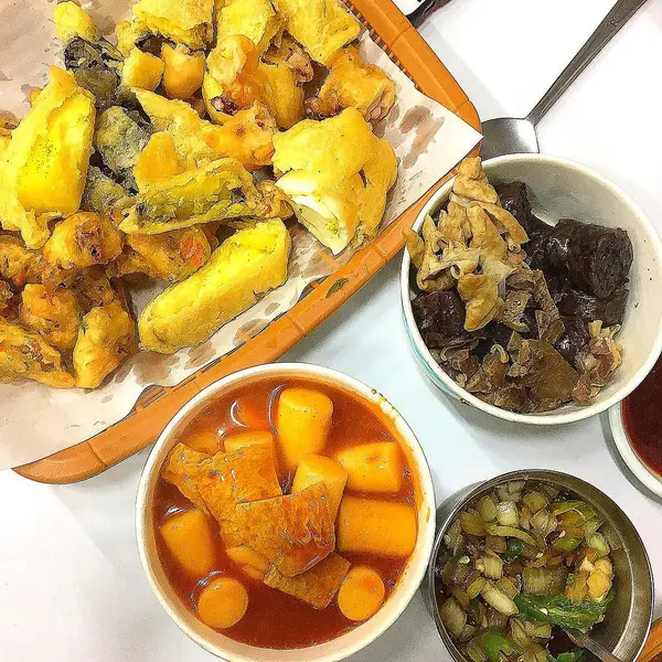 Lezzetli Asya yemeklerinin yakın görüntüsü