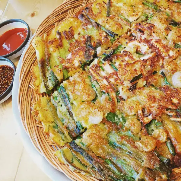 Soslu ve sebzeli kızarmış tavuk kanadı.