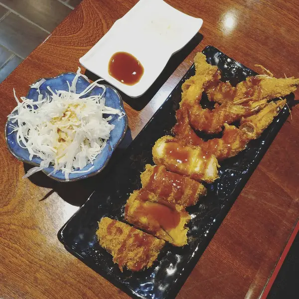 Soslu ve sebzeli kızarmış tavuk kanadı.