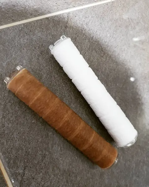 Gri arkaplanı boyamak için lastik bant rulosu