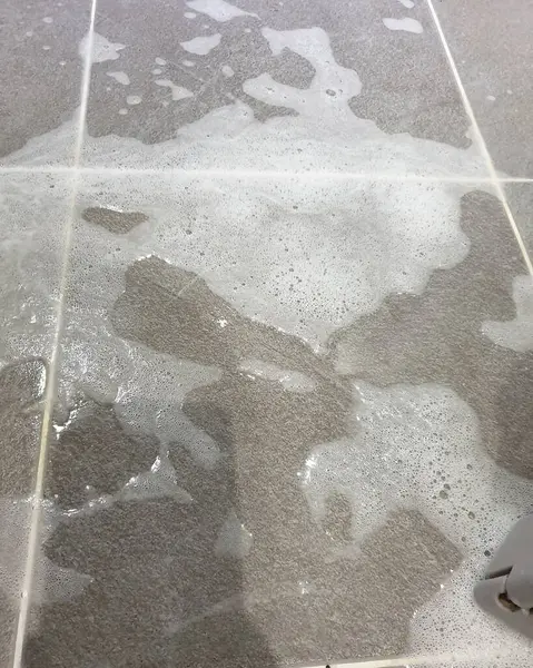 Beton zemine su damlaları, soyut arkaplan