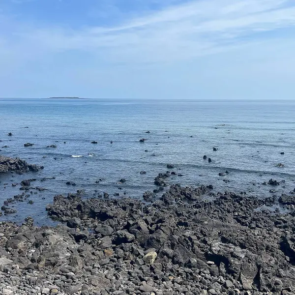 kayalar ve deniz manzarası