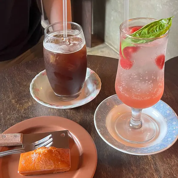 çilek ve nane ile buzlu çay