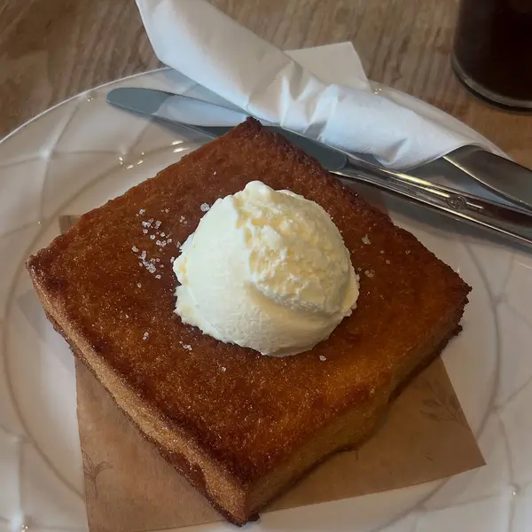 Krem şantili waffle ve yemek ve servis için şurup.