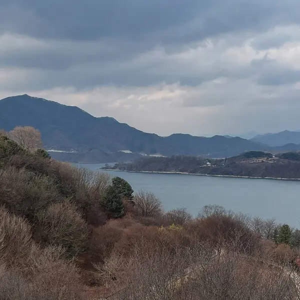Dağlardaki gölün güzel manzarası