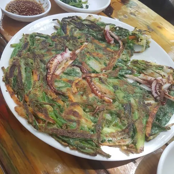 Sarımsaklı ve soslu kızarmış kalamar.