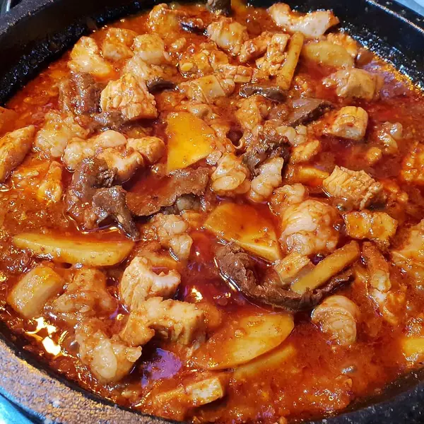 Patates ve mantarlı kızarmış tavuk.