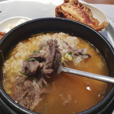 Pirinçli bir tabağın mutfak fotoğrafı.