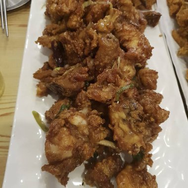 Sebze ve soslu kızarmış tavuk kanadı.