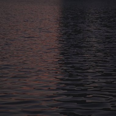 Nehrin yansıması olan su yüzeyi