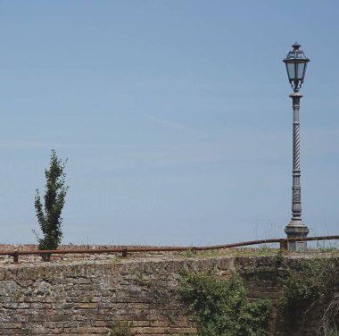 Şehirdeki eski ahşap çitler