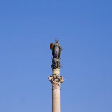 St. Mary Bazilikası 'nın tepesinde, Venedik' in ortasında Aziz Mark heykeli..