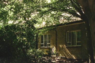 Şehirde terk edilmiş eski bir ev.