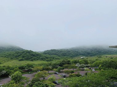 Dağları ve ağaçları olan güzel bir manzara.