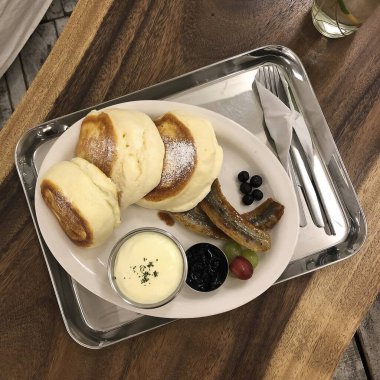 Kızarmış gözleme ve kremayla nefis bir kahvaltı..