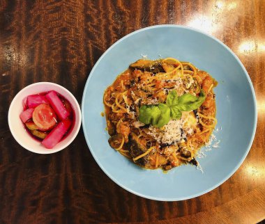 Domates soslu ve parmesanlı makarna. en üstteki görünüm.