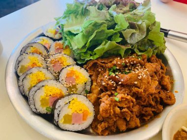 Japon mutfağı. Sebze ve soslu kızarmış tavuk.