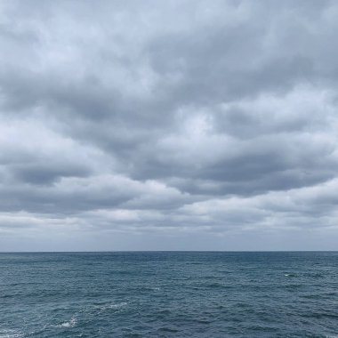 Denizin üzerinde fırtına bulutları