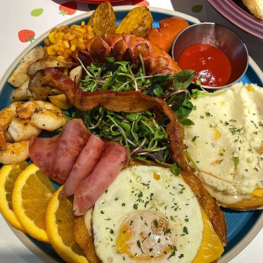 Sahanda yumurta ve sebze Kahvaltı