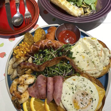 Kahvaltı omlet, pastırma, sosis, tost, tost ve kahve.