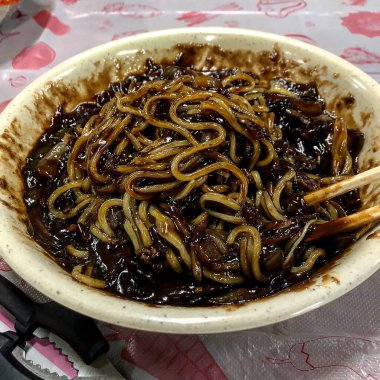 Lezzetli Asya yemeklerinin yakın görüntüsü