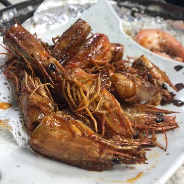 Tabakta kızarmış karides.