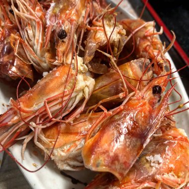 Soslu ve baharatlı ızgara karides.