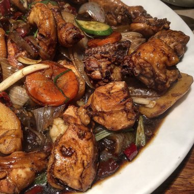 Baharatlı ve sebzeli ızgara tavuk.