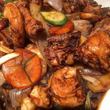 Sebzeli kızarmış tavuk.