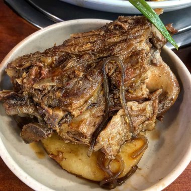 Baharatlı ve sebzeli ızgara tavuk.