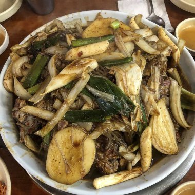 Patates ve baharatla domuz kızartması.