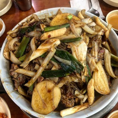 Sebze ve baharatlı kızarmış domuz kızartması.