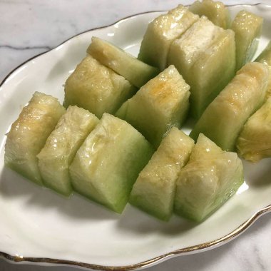 Bir tabak muzu kapat.