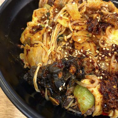 Siyah tavada kızarmış erişte.