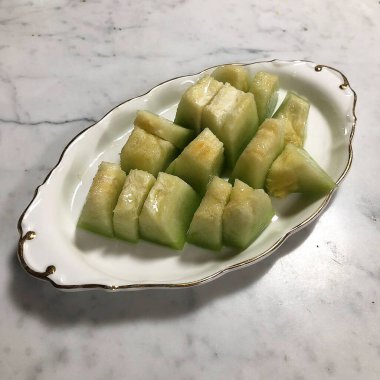 Bir tabak yeşil elma ve bir bıçak yakın