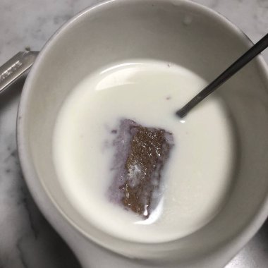 Lezzetli taze çikolata, fındıklı ve nane şekerli beyaz tabak.