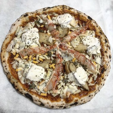 Peynirli ve domatesli pizza.