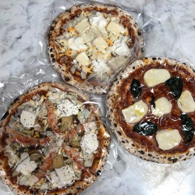 Peynirli ve domatesli pizza.