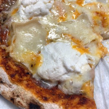 Peynirli ve mantarlı lezzetli pizza.