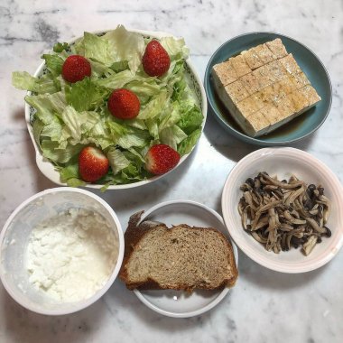 Taze sebze ve ekmekle sağlıklı ve lezzetli bir kahvaltı.