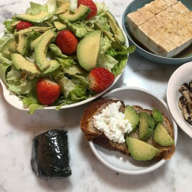 Sağlıklı kahvaltı. Masada avokado, ıspanak, domates ve peynir var..