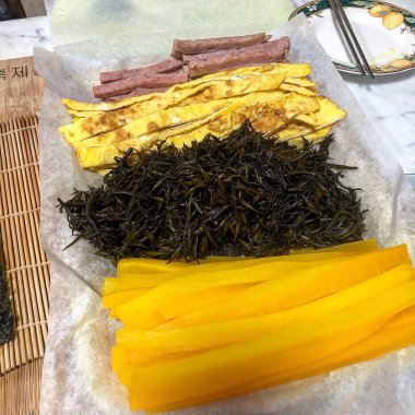 Lezzetli Asya yemeklerinin yakın görüntüsü