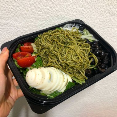 Sebzeli taze makarna, yakın çekim.