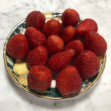 Lezzetli ve sağlıklı taze organik çilekler.