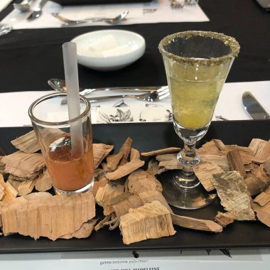 Masadaki beyaz kasede bir bardak çay.