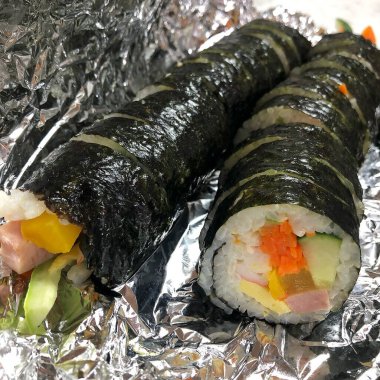 Somon ve avokadoyla suşi rulosu.