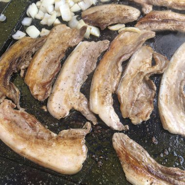 Izgarada ızgara domuz pirzolası.